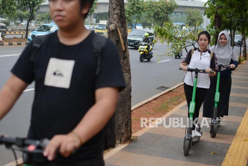 Sejumlah warga menggunakan skuter listrik di kawasan FX Sudirman, Jalan Sudirman, Jakarta, Rabu (13/11).