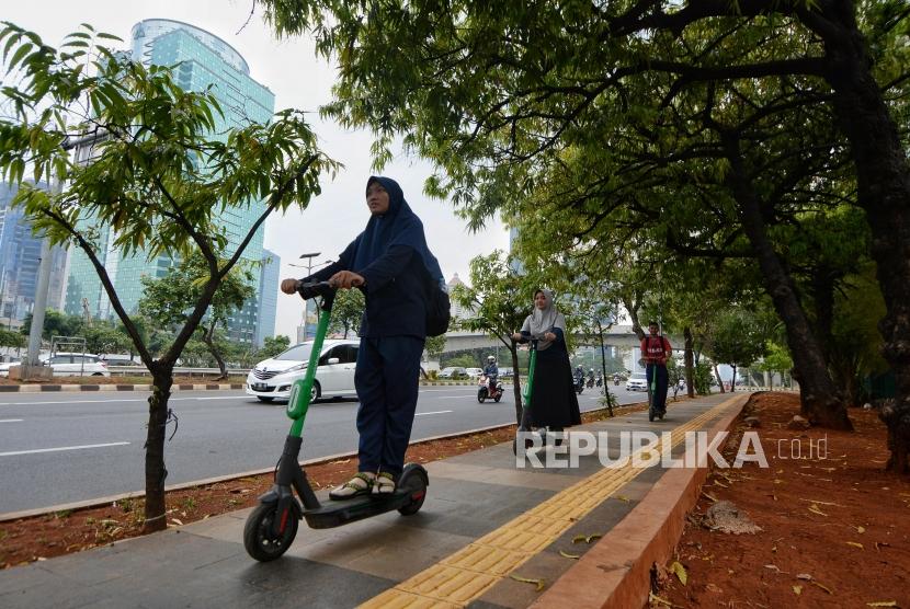 Skuter listrik. Polisi memberlakukan aturan tilang terhadap pengguna skuter listrik yang tak patuh mulai 25 November.