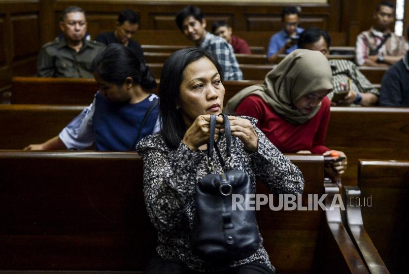 Terdakwa kasus dugaan suap distribusi pupuk M. Indung Andriani bersiap menjalani sidang putusan di Pengadilan Tipikor, Jakarta, Rabu (13/11).