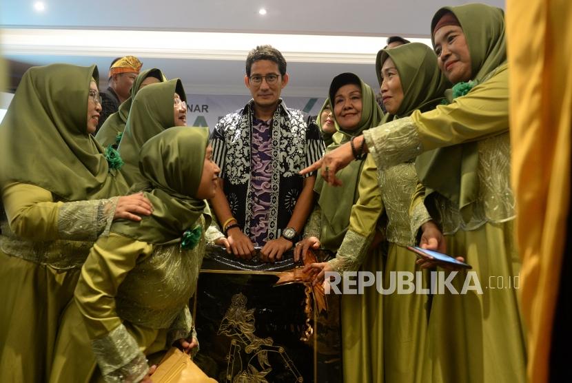 Jihad Ekonomi Umat. Pengusaha yang juga mantan calon wakil presiden RI, Sandiaga Uno berswafoto bersama emak-emak usai Seminar Jihad Ekonomi Umat di Yogyakarta, Kamis (14/11).