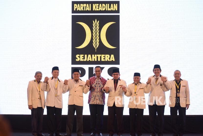 Ketua Majelis Syuro PKS Salim Assegaf Aljufrie (keempat kiri) bersama Wakil Ketua Majelis Syuro PKS Hidayat Nur Wahid (kedua kiri), Presiden PKS Sohibul Iman (ketiga kiri) dan Gubernur DKI Jakarta Anies Baswedan (keempat kanan) beserta para kader mengangkat tangan bersama saat pembukaan Rapat Koordinasi Nasional (Rakornas) PKS 2019 di Jakarta, Kamis (14/11/2019).