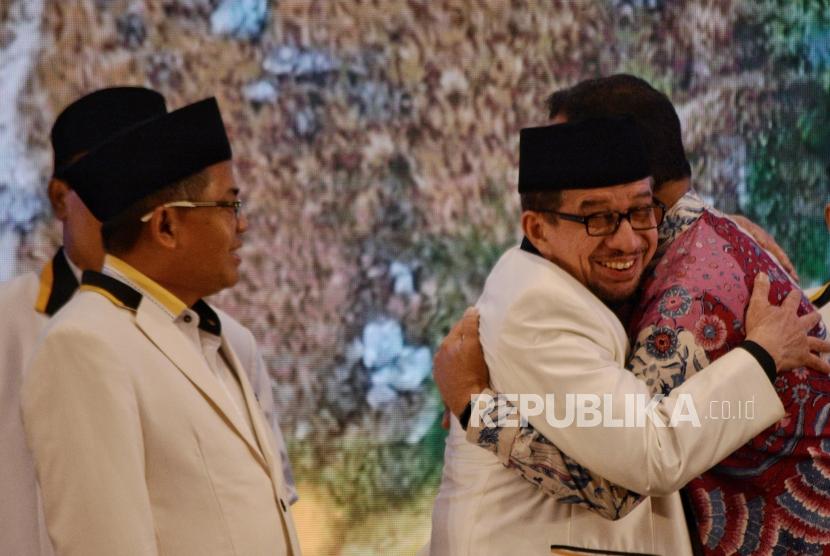 Ketua Majelis Syuro PKS Salim Assegaf Aljufrie (kedua kanan) berpelukan dengan Gubernur DKI Jakarta Anies Baswedan (kanan) disaksikan Presiden PKS Sohibul Iman (kiri) saat pembukaan Rapat Koordinasi Nasional (Rakornas) PKS 2019 di Jakarta, Kamis (14/11/2019).