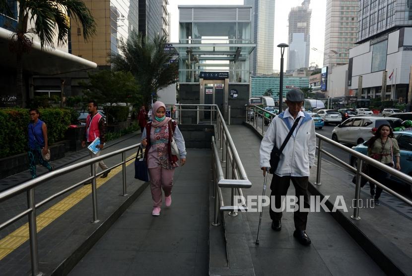 Warga menggunakan lift Prioritas di Stasiun MRT Bundaran HI, Jakarta, Jumat (15/11).