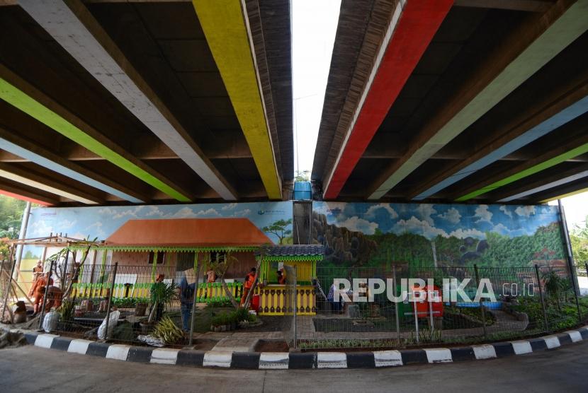 Petugas PPSU menyelesaikan pembangunan Taman Budaya Betawi di Kolong Tol JORR W2 Joglo, Kembangan, Jakarta Barat. Pemkot Jakbar memastikan penataan kawasan Kembangan selesai akhir tahun ini.