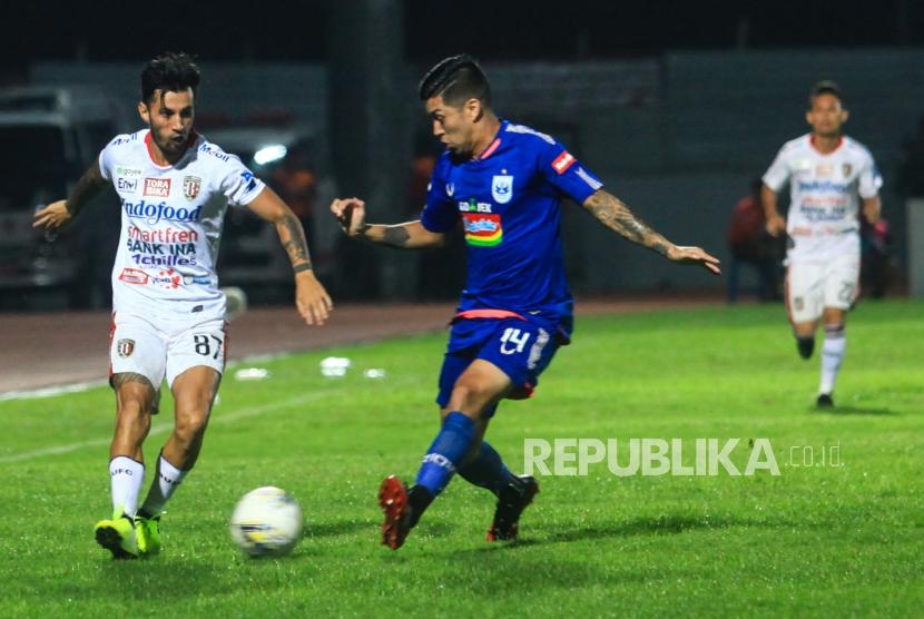 Stefano Lilipaly (kiri) bergabung ke Borneo FC.