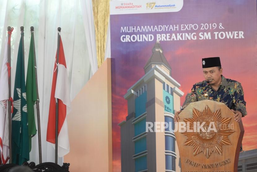 Peletakan Batu Pertama Menara SM. DIrektur Suara Muhammadiyah Deni Asyari menyampaikan sambutan sebelum meletakkan batu pertama pembangunan Menara Suara Muhammadiyah (SM) di Yogyakarta, Ahad (17/11).