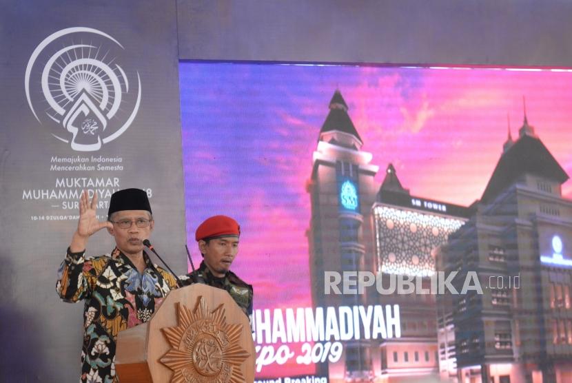 Peletakan Batu Pertama Menara SM. Ketua Umum PP Muhammadiyah Haedar Nashir menyampaikan sambutan sebelum peletakan batu pertama pembangunan Menara Suara Muhammadiyah (SM) di Yogyakarta, Ahad (17/11).