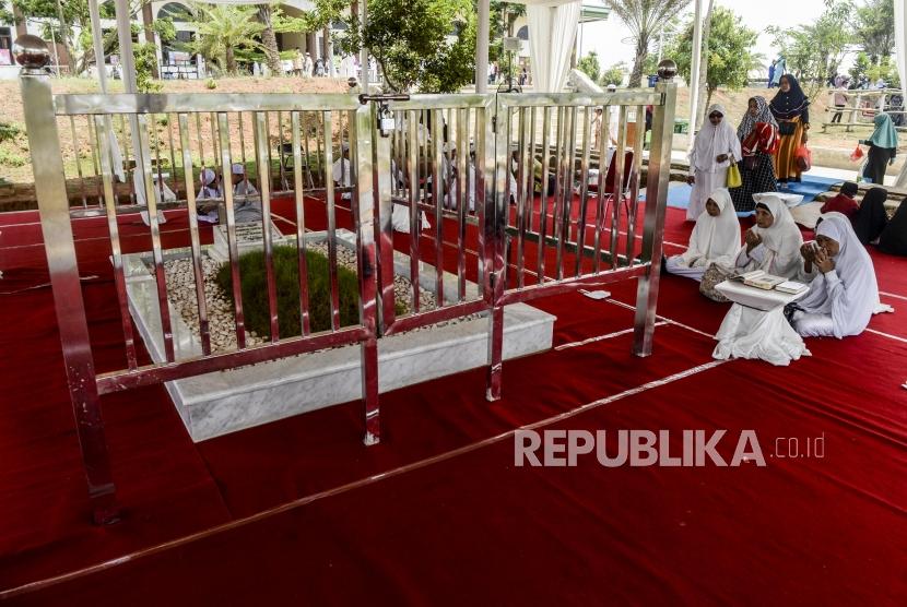 Sejumlah umat muslim saat ziarah makam murobbi KH Muhammad Arifin Ilham pada acara Maulid Akbar di Pondok Pesantren Az-Zikra, Gunung Sindur, Bogor, Jawa Barat, Ahad (17/11).