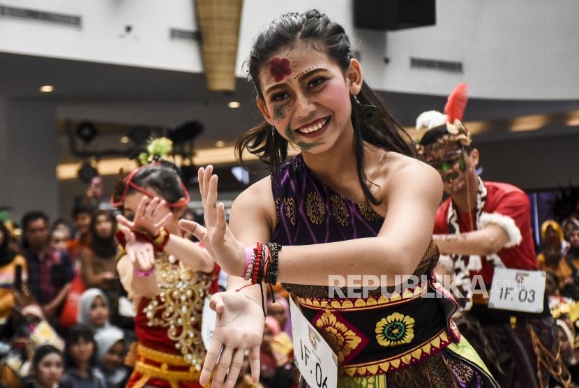Penari berkostum tradisional Indonesia menari dalam perhelatan Indonesia Menari 2019 di 23 Paskal Shopping Centre, Kota Bandung, Ahad (17/11).