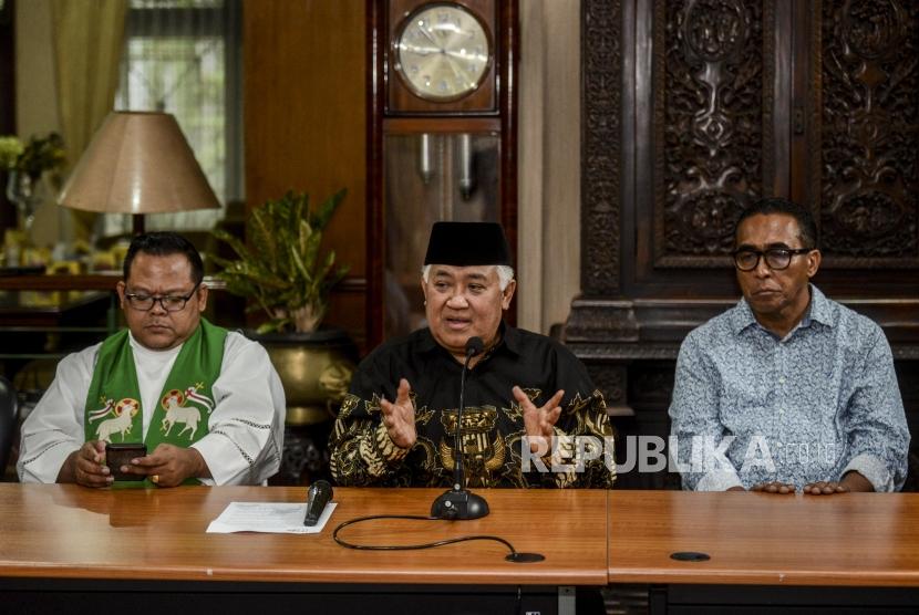 Pemuka agama yang tergabung dalam Inter Religious Council (IRC) Indonesia Din Syamsuddin (tengah), Romo Heri Wibowo, (kiri) dan Jacky Manuputty (kanan) memberikan keterangan pers dalam rangka Hari Toleransi Internasional di Kantor CDCC, Jakarta, Senin (18/11).
