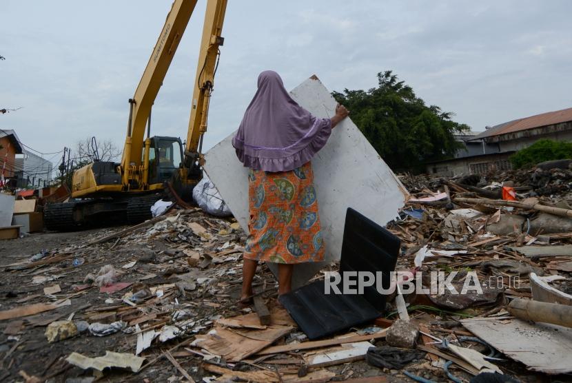 Warga melakukan penolakan penggusuran rumah semi permanan kawasan Sunter, Jalan Agung Sunter Perkasa VIII, Jakarta, Senin (18/11).