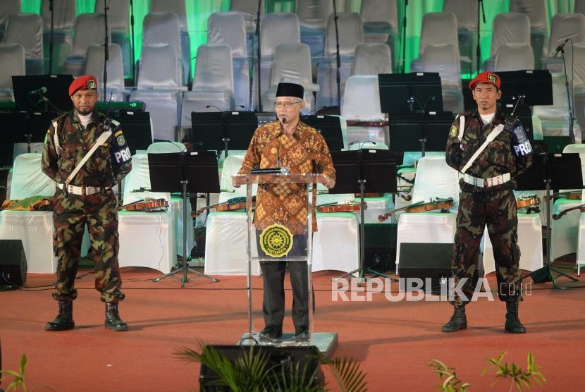 Resepsi Milad Muhammadiyah. Ketua Umum PP Muhammadiyah Haedar Nashir meenyampaikan sambutan saat Resepsi Milad ke-107 Muhammadiyah di Sportorium UMY, Yogyakarta, Senin (18/11).