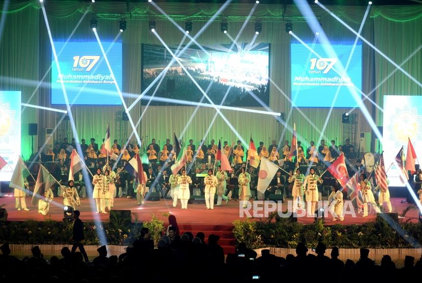 Mukatamar ke-48, PP Muhammadiyah gelar Fachrodin Award. Foto: Resepsi Milad Muhammadiyah. Sang Surya Orkestra membawakan lagu Muktamar ke-48 Muhammadiyah usai peluncuran saat Resepsi Milad ke-107 Muhammadiyah di Sportorium UMY, Yogyakarta, Senin (18/11).