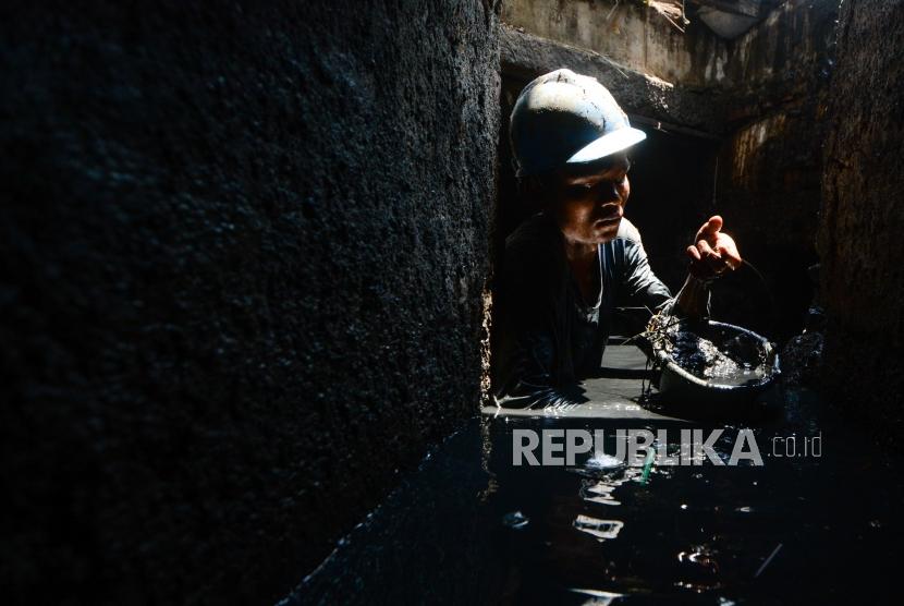 Petugas Suku Dinas Tata Air membersihkan gorong-gorong di Jalan Jelambar Selatan, Jakarta Barat, Selasa (19/11).