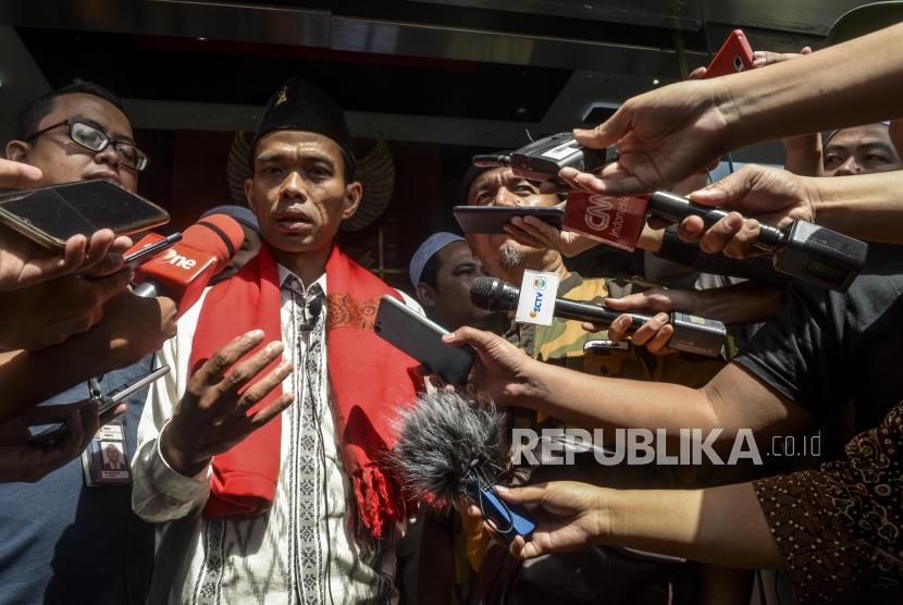 Ustaz Abdul Somad memberikan keterangan kepada wartawan usai mengisi kajian tausiyah di Gedung KPK, Jakarta, Selasa (19/11).