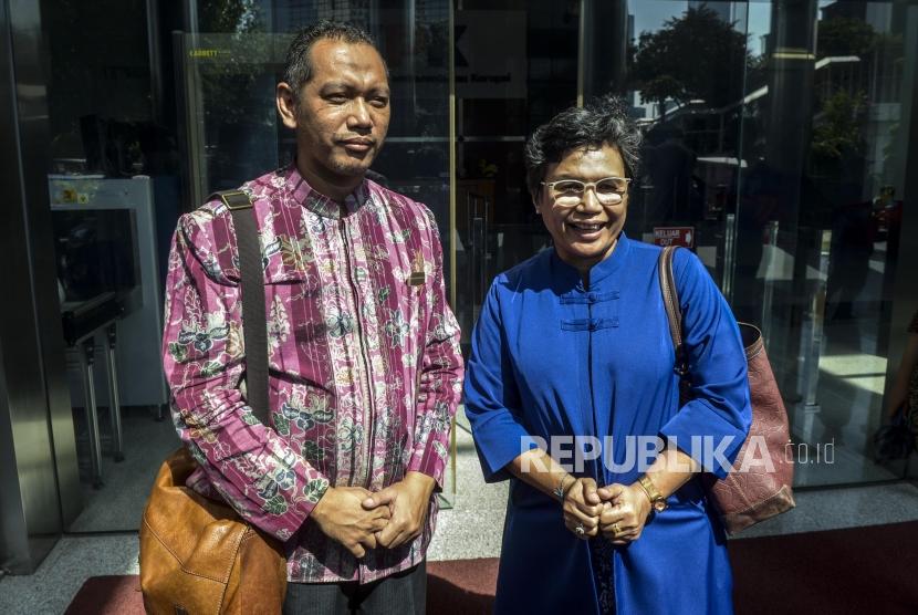 Komisioner KPK terpilih Lili Pintauli Siregar (kanan) dan Nurul Ghufron (kiri) meninggalkan gedung KPK usai melakukan kunjungan di Jakarta, Selasa (19/11).