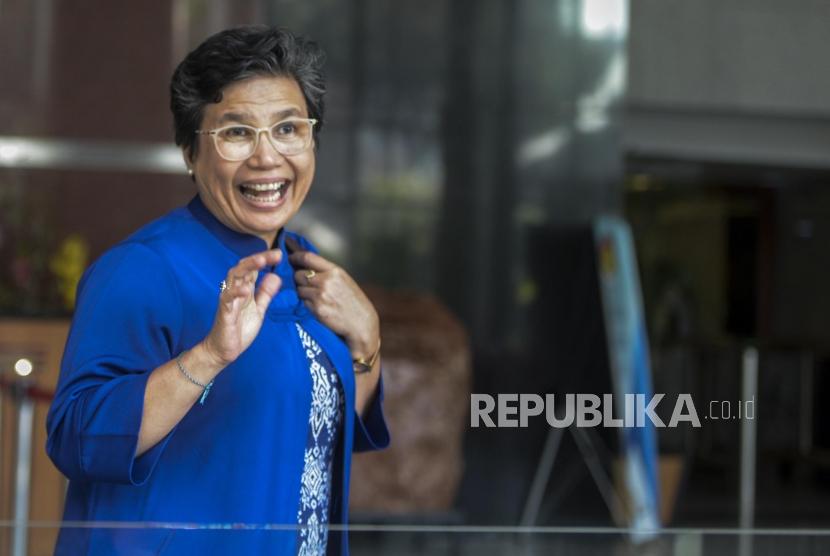 Komisioner KPK terpilih Lili Pintauli Siregar usai melakukan kunjungan di Gedung KPK, Jakarta, Selasa (19/11).