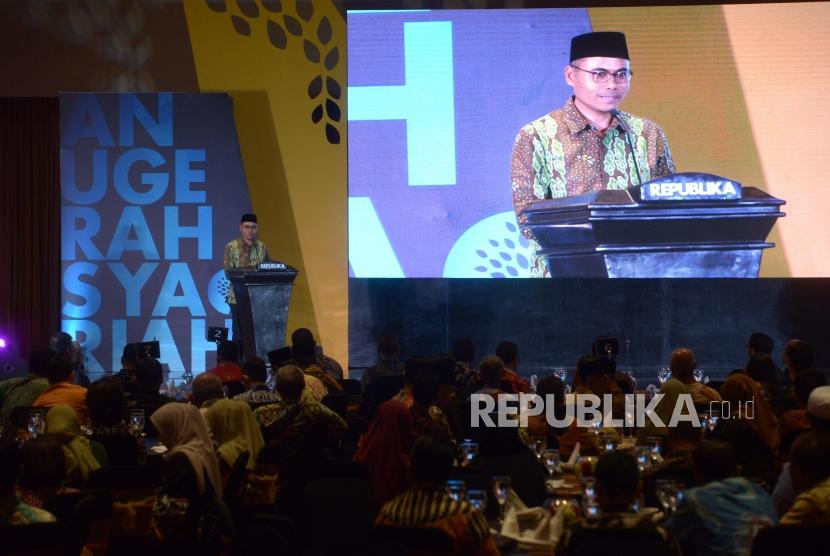 Pemimpin Redaksi Republika Irfan Junaidi menyampaikan sambutan pada malam  Anugerah Syariah Republika 2019 di Hotel JW Mariott Jakarta, Selasa (19/11).