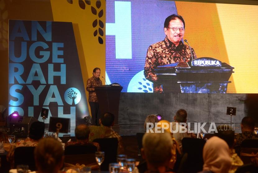 Menteri Agraria dan Tata Ruang (ATR)/Kepala Badan Pertanahan Nasional (BPN) Sofyan Djalil menyampaikan sambutan pada malam Anugerah Syariah Republika 2019 di Hotel JW Mariott Jakarta, Selasa (19/11).