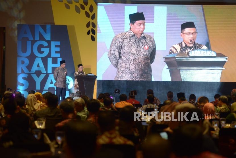 Wapemred Republika Hasan Murtiaji dan Redpel Republika Online sebagai anggota dewan juri mengumumkan pemenang pada malam  Anugerah Syariah Republika 2019 di Hotel JW Mariott Jakarta, Selasa (19/11).