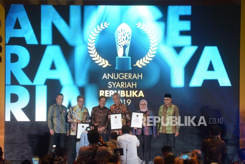 Pemenang ASR2019 pada malam  Anugerah Syariah Republika 2019 di Hotel JW Mariott Jakarta, Selasa (19/11).
