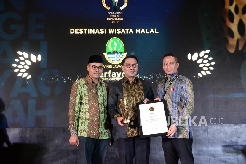 Gubernur Jawa Barat Ridwan Kamil mewakili Jawa Barat menerima penghargaan Destinasi Wisata Halal Terbaik pada malam Anugerah Syariah Republika 2019 di Hotel JW Mariott Jakarta, Selasa (19/11).