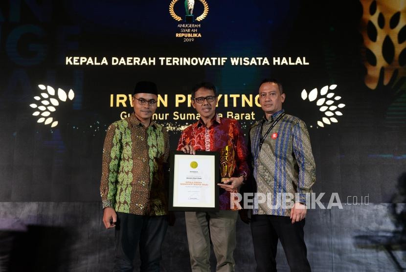 Gubernur Sumatera Barat Irwan Prayitno menerima anugerah Kepala Daerah Terinovatif Wisata Halal pada malam  Anugerah Syariah Republika 2019 di Hotel JW Mariott Jakarta, Selasa (19/11).