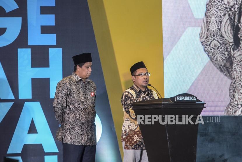 Perwakilan dewan juri Anugerah Syariah Republika (ASR) 2019 Nur Hasan Murriaji dan Elba Damhuri saat mengumumkan pemenang ASR di Hotel JW Marriot, Jakarta, Selasa (19/11).