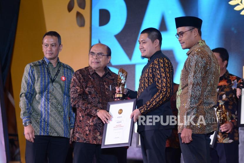 Ketua BAZNAS Bambang Sudibyo menyerahkan penghargaan Fintec pelopor Syaria kepada perwakilan Fintech Ammana pada malam Anugerah Syariah Republika 2019 di Hotel JW Mariott Jakarta, Selasa (19/11).