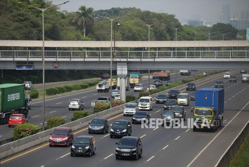 Sejumlah kendaraan melintas di ruas jalan tol Jakarta-Cikampek.