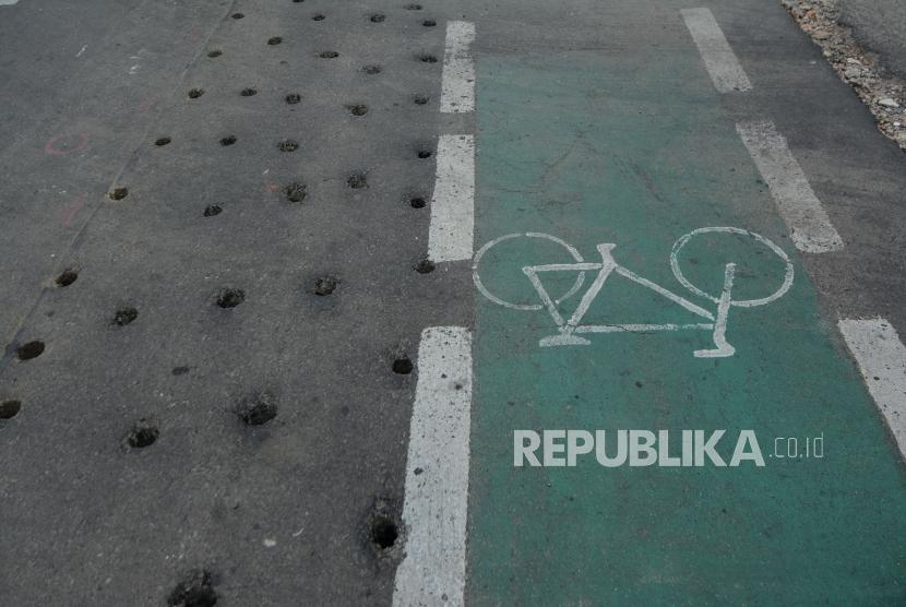 Jalur sepeda di bongkar di kawasan Cikini, Jakarta, Rabu (20/11).
