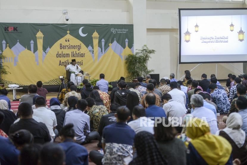 Ulama KH. Ahmad Muwafiq atau Gus Muwafiq memberikan tausiyah saat kegiatan Silaturahmi Kebangsaan dan Doa Bersama untuk Negeri di Gedung KPK, Jakarta, Rabu (20/11).