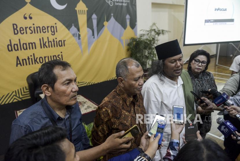 Ketua KPK Agus Rahardjo bersama Ulama KH. Ahmad Muwafiq atau Gus Muwafiq dan jajaran pimpinan KPK menjawab pertanyaan wartawan usai kegiatan Silaturahmi Kebangsaan dan Doa Bersama untuk Negeri di Gedung KPK, Jakarta, Rabu (20/11).