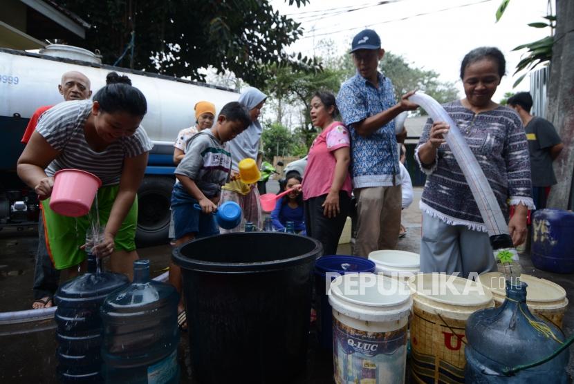 Warga antre mendapatkan bantuan air bersih (ilustrasi)