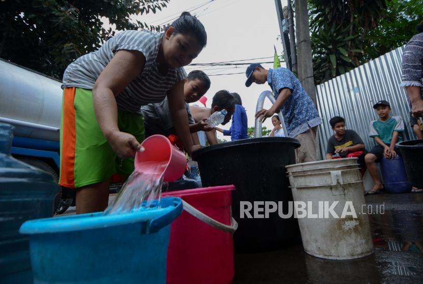 Warga antre mendapatkan bantuan air bersih (ilustrasi).