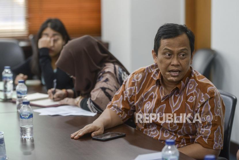 Kepala Biro Komunikasi dan Layanan Masyarakat Kementerian Pendidikan dan Kebudayaan (Kemendikbud) Ade Erlangga (kanan) memberikan paparan saat rapat di Gedung C Kememdikbud, Jakarta.