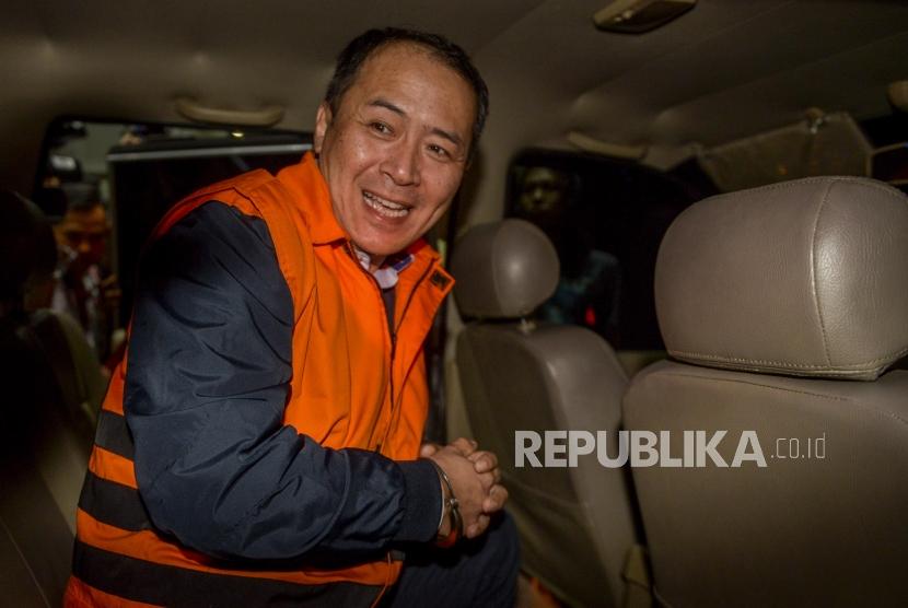 Mantan Presiden Direktur PT Lippo Cikarang Bartholomeus Toto memakai rompi oranye usai diperiksa KPK di Gedung KPK, Jakarta, Rabu (20/11).