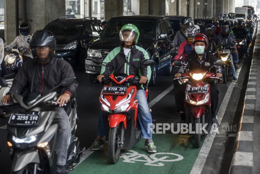 Sejumlah pengendara motor melintasi jalur sepeda di Jalan RS Fatmawati Raya, Cilandak, Jakarta, Kamis (21/11).