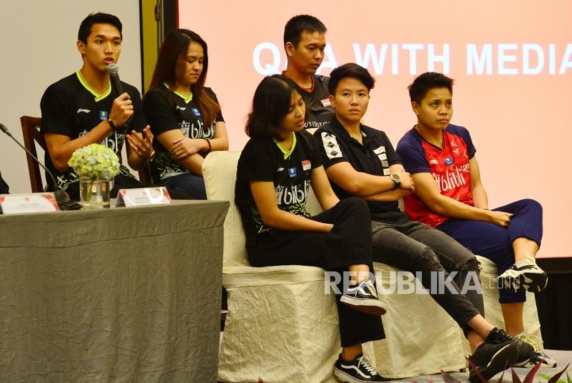 Pebulutangkis tunggal putera Indonesia Jonatan Christie (kiri) memberikan keterangan mengenai keikutsertaanya dalam turnamen Daihatsu Indonesia Master 2020 pada jumpa pers di Jakarta, Kamis (21/11).