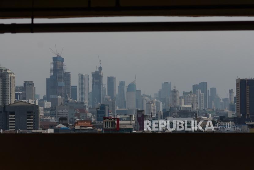 Lanskap kepadatan Kota Jakarta dilihat dari kawasan Gajah Mada, Jakarta, Kamis (21/11).