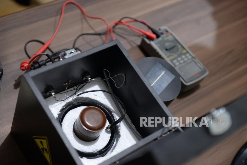 Tinjauan Hasil Baterai Nuklir. Baterai Nuklir saat digunakan untuk sumber listrik eleketronik di UGM, Yogyakarta, Jumat (22/11).