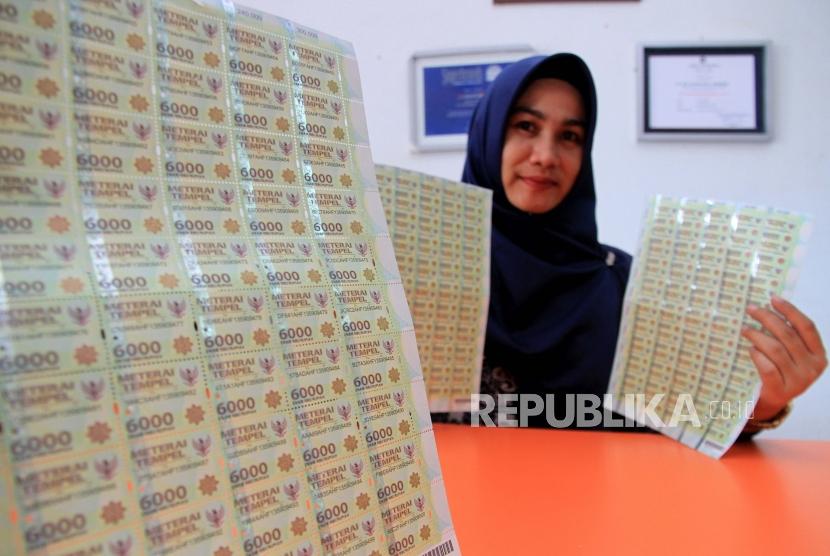 Petugas memperlihatkan materai 6.000 di Kantor Pos Meulaboh, Aceh Barat, Aceh, Jumat (22/11).