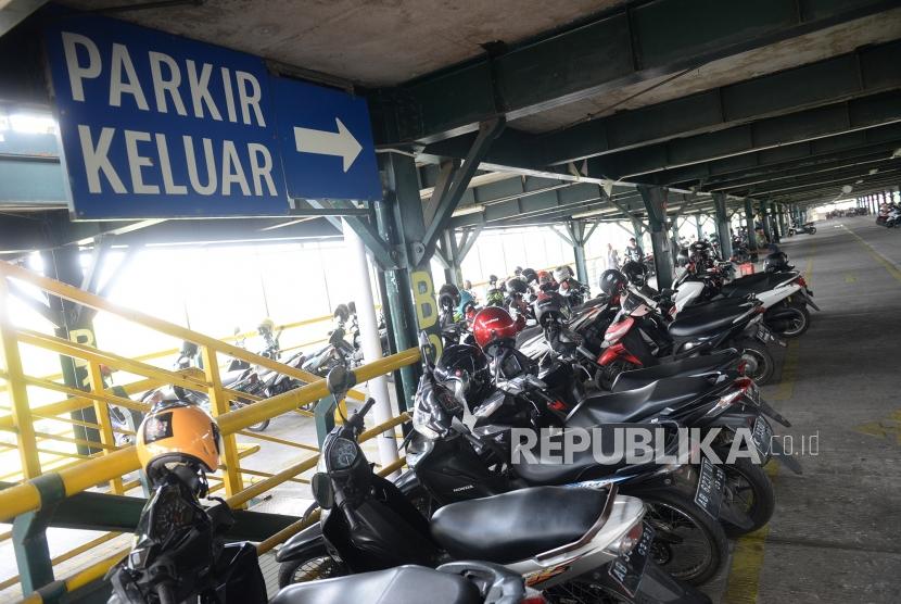 Kantong Parkir Malioboro. Kendaraan bermotor parkir di Kantong Parkir Abu Bakar Ali, Yogyakarta, Ahad (24/11).