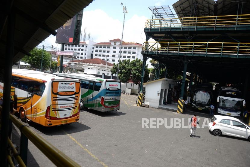 Petugas BPTD jemput bola hingga ke PO bus pariwisata untuk memastikan kelaikan bus.. Foto: Kantong Parkir Malioboro. Bus pariwisata parkir di Kantong Parkir Abu Bakar Ali, Yogyakarta, Ahad (24/11).