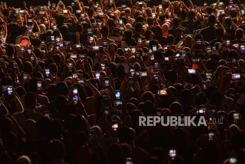 Ribuan penonton padati pertunjukan musik dari band asal Denmark Aqua pada gelaran The90sFestival di Gambir Expo, Kemayoran, Jakarta, Sabtu (23/11).