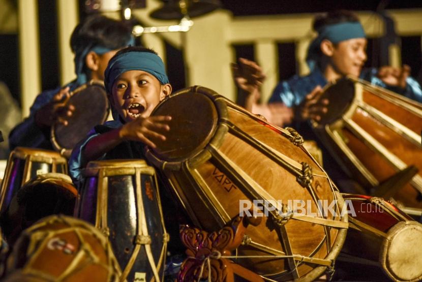 Seniman memainkan alat musik tradisional kendang sunda saat gelaran Padungdung To Unesco di Teater Terbuka Taman Budaya Jawa Barat, Kota Bandung, akhir tahun lalu. Direktur Jendral Kebudayaan Kementerian Pendidikan dan Kebudayaan mencatat ada 58 ribu seniman yang membutuhkan bantuan dana selama pandemi Covid-19.