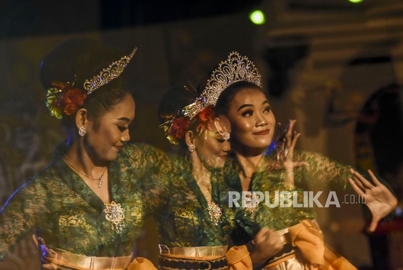 Foto multiple exposure penari menampilkan tarian tradisional saat gelaran Padungdung To Unesco di Teater Terbuka Taman Budaya Jawa Barat, Kota Bandung, Sabtu (23/11) malam.
