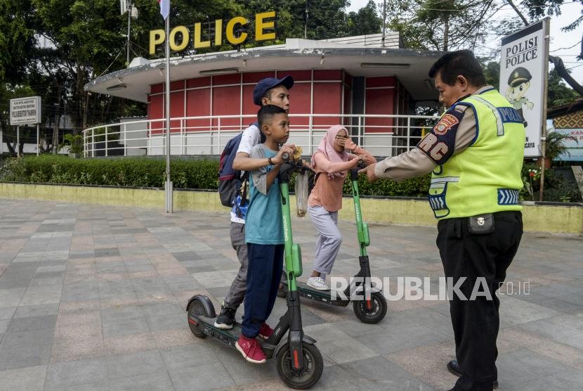 Pemkot Bandung menyoroti lokasi selter skuter listrik yang dekat jalan raya. ilustrasi.