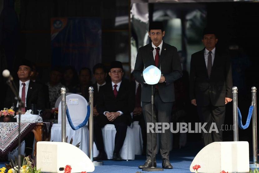 Menteri Pendidikan dan Kebudayaan Nadiem Makarim memimpin upacara peringatan Hari Guru Nasional 2019 di halaman Kementrian Pendidikan dan Kebudayaan, Senayan, Jakarta, Senin (25/11).