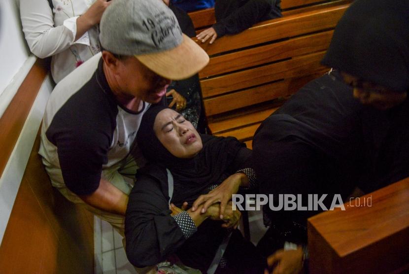Salah satu korban First Travel, Sri Nurwati pingsan usai sidang gugatan perdata First Travel di Pengadilan Negeri Depok, Jawa Barat, Senin (25/11).